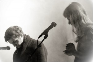 "Dirty Deal Cafe" uzstāsies "Bichi", Sara Savery no "People Press Play" un Martinez Gonzalez