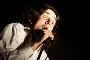 FOTO no muzikālās izrādes “DURVIS: Atvērtās un aizvērtās”