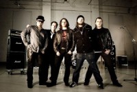 Rokgrupa uzspļauj krīzei un filmē visdārgāko klipu