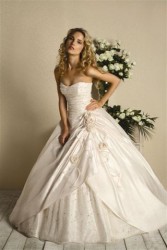 Pavasara modes skates un idejas kāzām – izstādē “Intertextil Balticum 2009”