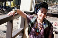 Dziedātāja Emi piedāvā dziesmas “Hit the road Jack” akustisko versiju