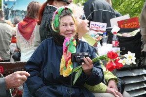 Uzvaras parkā, atzīmējot 9. maiju, pulcējas tūkstoši
