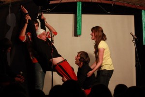 Foto no improvizācijas teātra izrādes "Pēdējā Pirmzirāde"