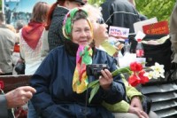 Uzvaras parkā, atzīmējot 9. maiju, pulcējas tūkstoši