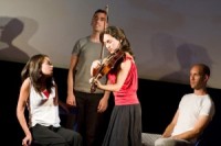 Izrāde “Kaut kur pa vidu” mēģina risināt dzimuma indentitātes jautājumu