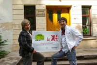 „BTA Rally Talsi” rīkotājs Raimonds Strokšs pasniedz ziedojumu Laidzes sākumskolai