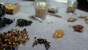 Galerija “Krāsu aplis” aicina uz smalko rotu darbnīcu