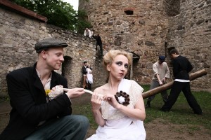 Valmieras Drāmas teātra izrāde "Latviešu laiks" ieved "kariņā"