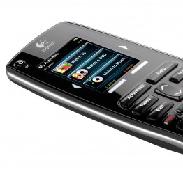 Tālvadības pults Logitech Harmony 900 vada mājas izklaides ierīces pat tad, ja tās atrodas ārpus redzesloka