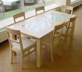 Ēdamgaldi un krēsli virtuvē