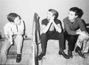 Ročdeilā, godinot “Joy Division” un Džonu Pīlu, tiek atklātas “zilās plāksnes”