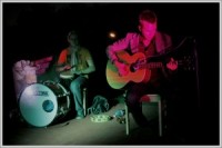 Martin Confused ceturto Tweetcertu spēlē naktī uz jumta