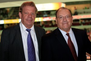 LHF prezidents Kirovs Lipmans un leģendārais NHL treneris Skotijs Boumens kopīgi noskatījās un izvērtēja „Dinamo Rīga” – SKA spēli