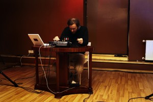 Foto no amerikāņu trokšņa mūzikas meistara Džona Vīzes koncerta