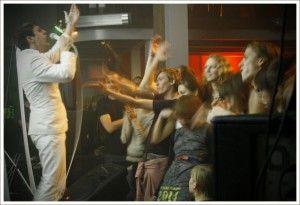 “YACHT” aicina pasaulīgā lidojumā