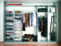 Sienā paslēpts skapis