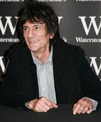 Ronijs Vuds no "Rolling Stones" saņem apbalvojumu par ieguldījumu mūzikā