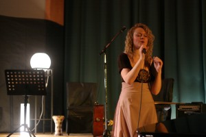 Foto no Elīnas Starķes solokoncerta "Laimes bērni"