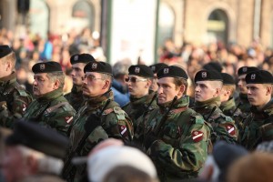 Militāro parādi krastmalā vēro vairāki tūkstoši cilvēku