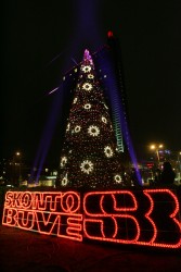 Ar īpašiem gaismas stariem iedegta “Skonto būves” Ziemassvētku egle