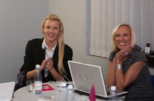 Latvijas blondīnes apgūst Microsoft Windows 7