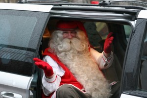 Pasaules Galvenais Santa Klauss no Lapzemes apciemos Latvijas bērnus