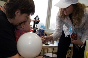 BALTAS saldumu vēstneši viesojas Bērnu slimnīcā