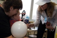 BALTAS saldumu vēstneši viesojas Bērnu slimnīcā