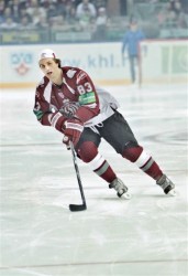 Spēcīgākā metiena autors Jēkabs Rēdlihs ripu raida ar ātrumu 150 km/h