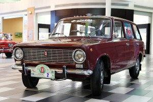 TC "Galerijā Azur" atklāta vēsturisko žiguļu izstāde "LADA 40"