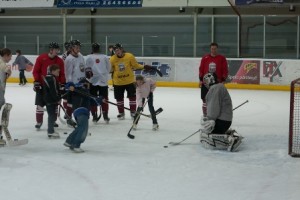 Latvijas hokeja izlase apmāca bērnunama audzēkņus slidot prasmē