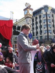 Mīlestības minūtē pie Laimas pulksteņa pulcējas vairāk kā 2500 cilvēku