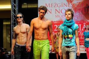 Ar pikantu apakšveļas un peldkostīmu modes skati "Spice" atklāj vasaras sezonu