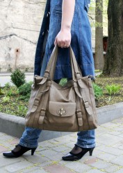 Rokassomiņai nevajadzētu būt smagākai par kilogramu