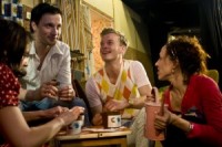 Rihards Lepers un Andrs Bulis uz Teātra Observatorijas skatuves iestāda kokus