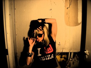 "Get The Hell Out!" – jaunais Ellas singls ir klāt!