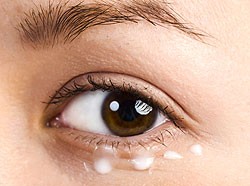 Kā atbrīvoties no grumbiņām ap acīm?