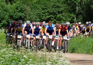 "SEB MTB maratona" 3.posmā Cēsīs triumfē Aleksejs Saramotins un Ivanda Eiduka