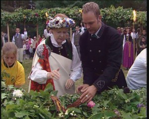 LNT un Latvijas Krājbankas veidotajā pasākumā tiek uzpīts 100 metru garš Jāņu vainags