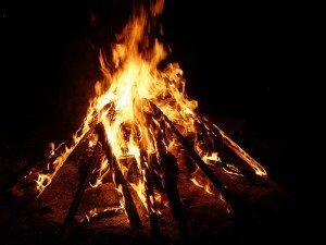 Līgo svinībās krastmalā piedalījās daudzi tūkstoši cilvēku