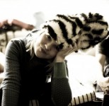 Fonteins dzied Toma Veitsa dziesmas un Kristīne Dobele sit bungas