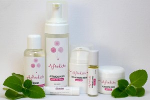 Ar rokām radīta sejas kosmētika