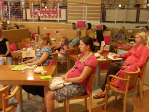 Topošās māmiņas „Dominā" turpina apgūt zināšanas par grūtniecības laiku