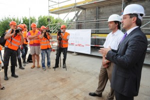 Uzsākti LNB jaunās ēkas fasādes stiklošanas darbi