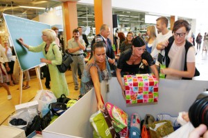 Ar slavenību ziedojumiem atklāj labdarības akciju „Uz skolu!"