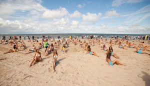 Aizvadīta saulainā Cosmopolitan Bikini Bash pludmales ballīte