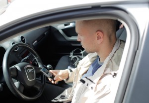 Autovadītāji: Būtiskākos draudus satiksmes drošībai rada SMS rakstīšana