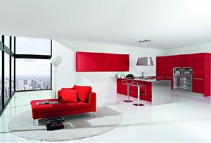 Krāsa un gaisma virtuves interjerā