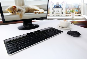 "Logitech" rada bezvadu tastatūru K750 ar saules baterijām, kas darbojas arī telpās