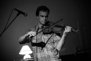 Pītera Broderika „vecmodīgā akustiskā mūzika" un kolēģi Ģertrūdes ielā